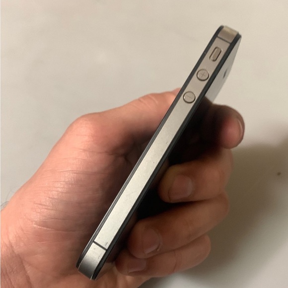 Apple iPhone 4S 16GB in Black for Unlocked - Picture 10 of 10